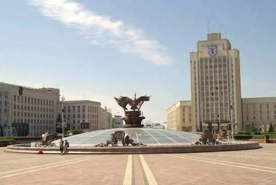 Стеклянный купол с фонтаном и здание педагогического университета