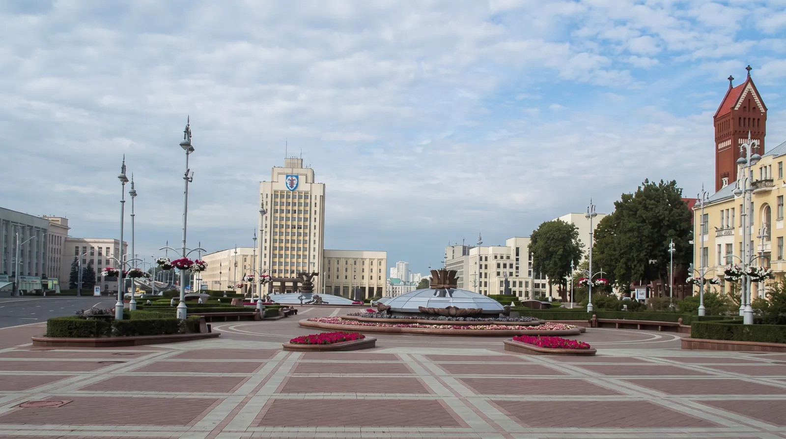 Площадь Независимости утром: стеклянные купола, фонтан, педагогический университет и башня Красного костёла