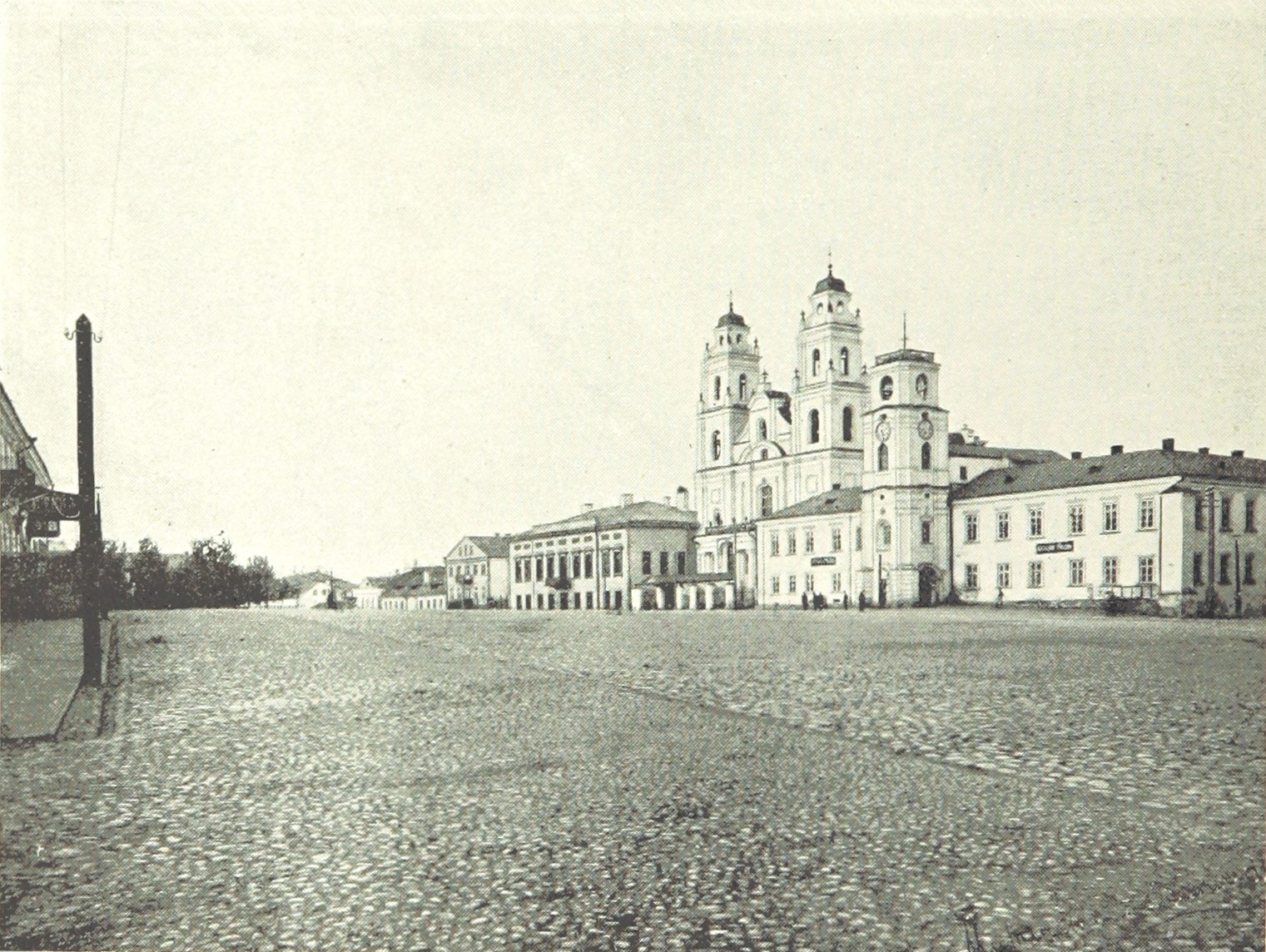 Соборная площадь в Минске в 1897 году: брусчатка, собор с двумя башнями и дома вокруг площади